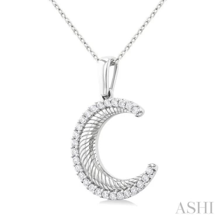 1/5 Ctw Spiral Textured Crescent Moon Round Cut Diamond Fashion Pendant With Chain in 10K White Gold