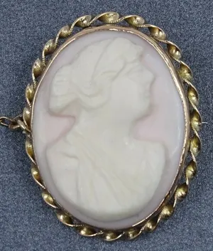 9ct Yellow Gold Cameo Brooch with Safety Chain & Pin