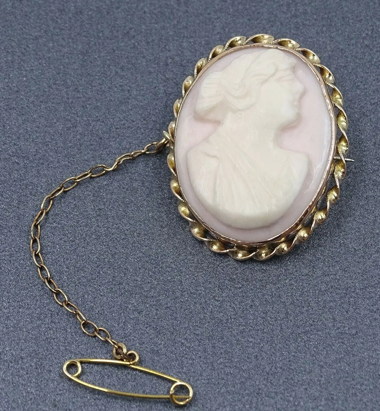 9ct Yellow Gold Cameo Brooch with Safety Chain & Pin