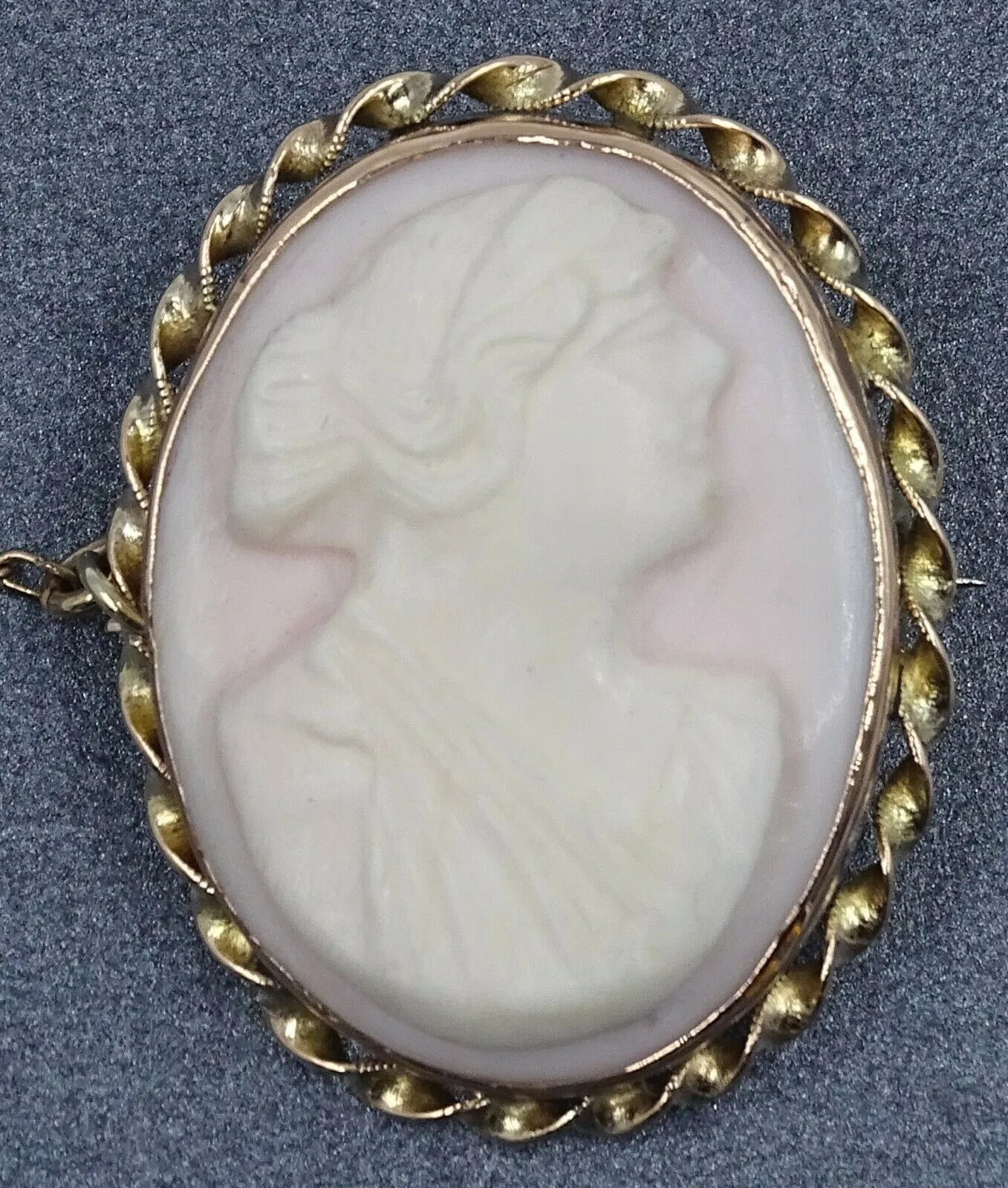 9ct Yellow Gold Cameo Brooch with Safety Chain & Pin