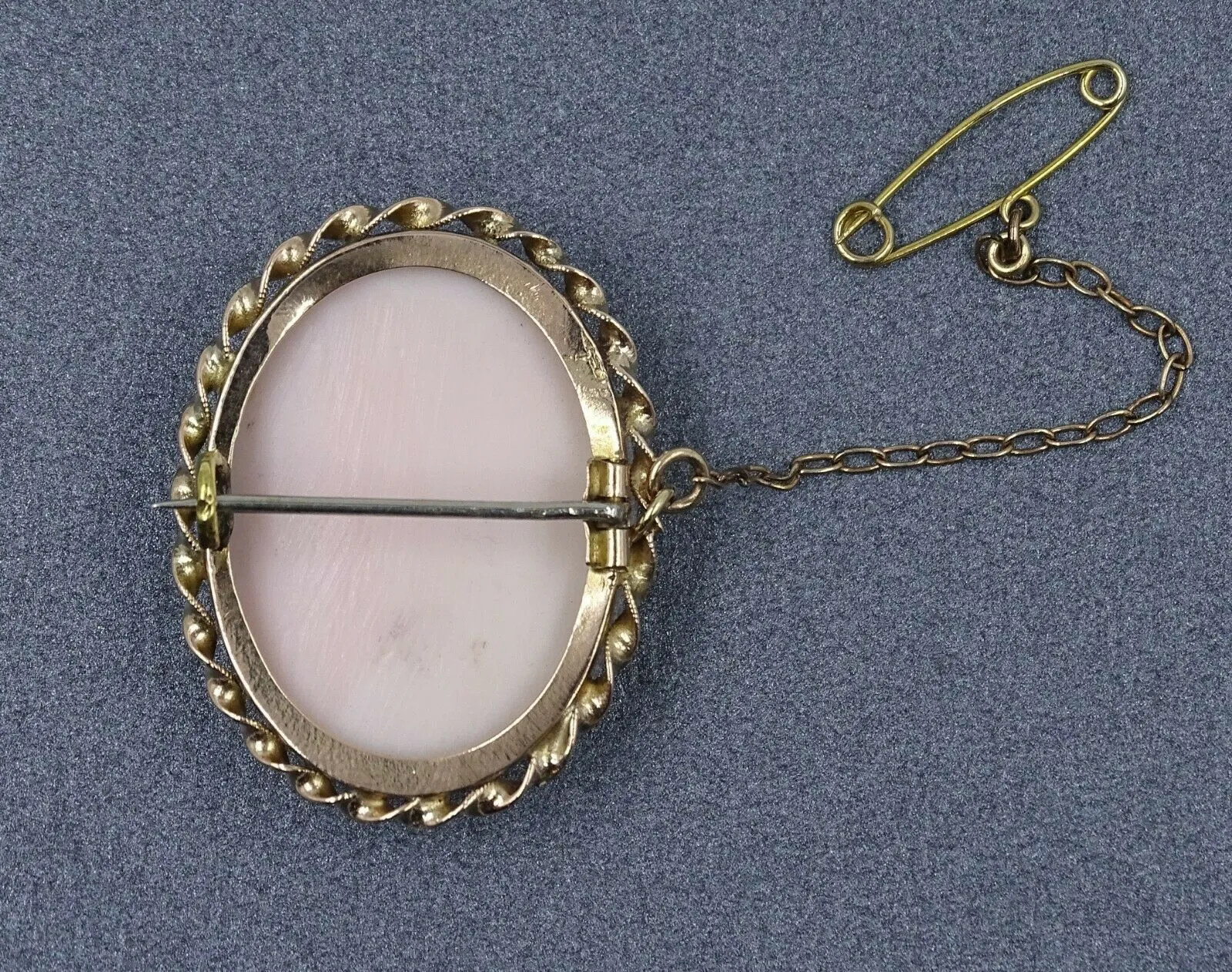 9ct Yellow Gold Cameo Brooch with Safety Chain & Pin