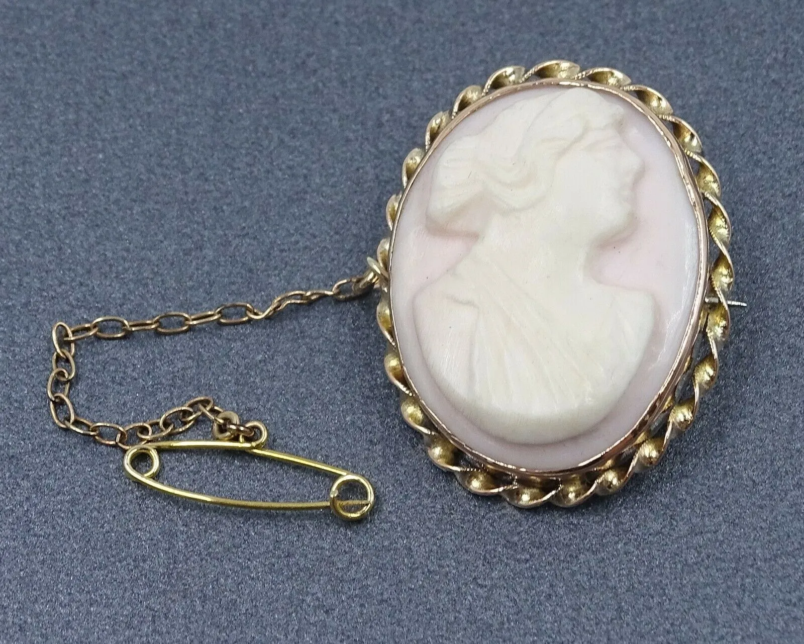 9ct Yellow Gold Cameo Brooch with Safety Chain & Pin