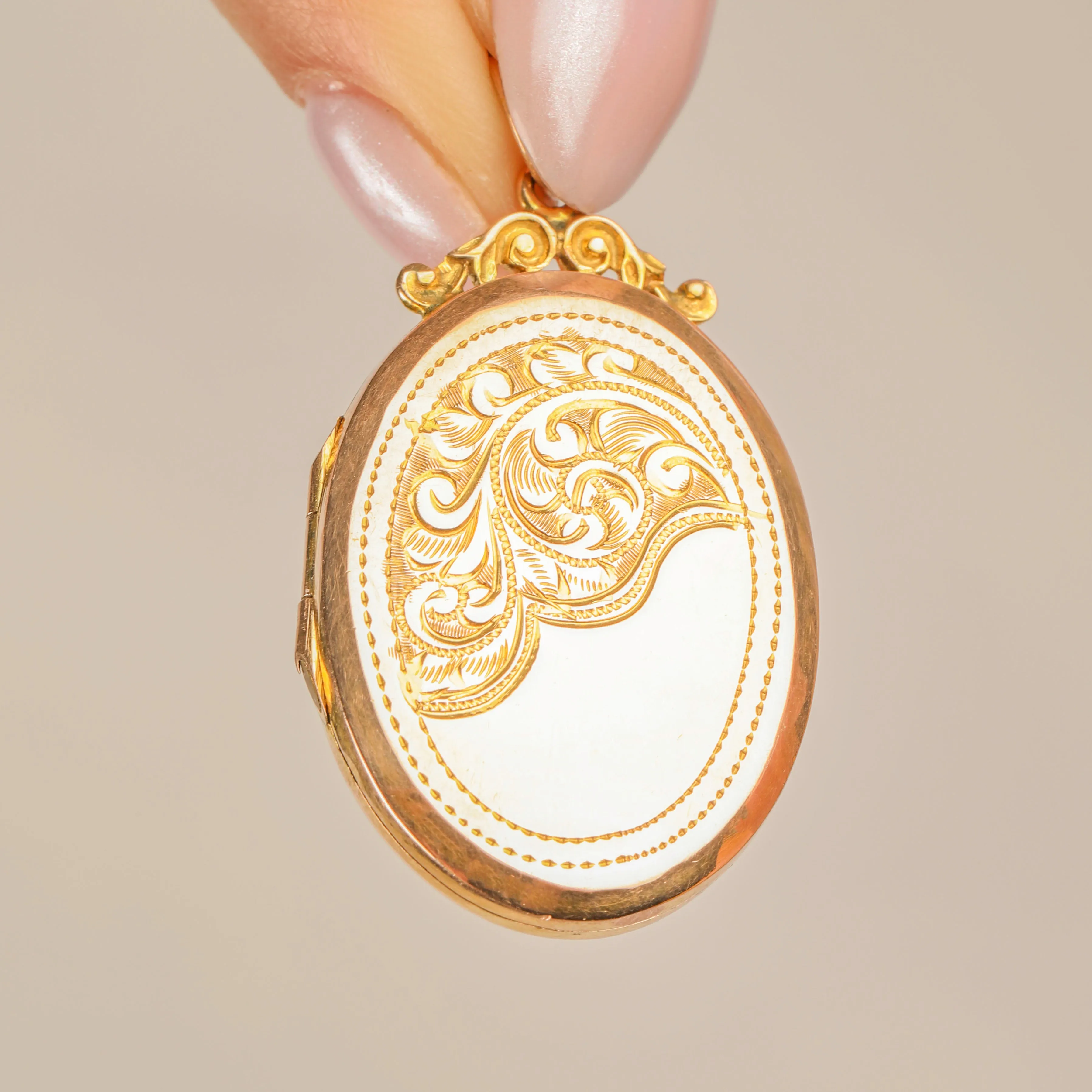 Antique 9ct Gold Oval Engraved Locket