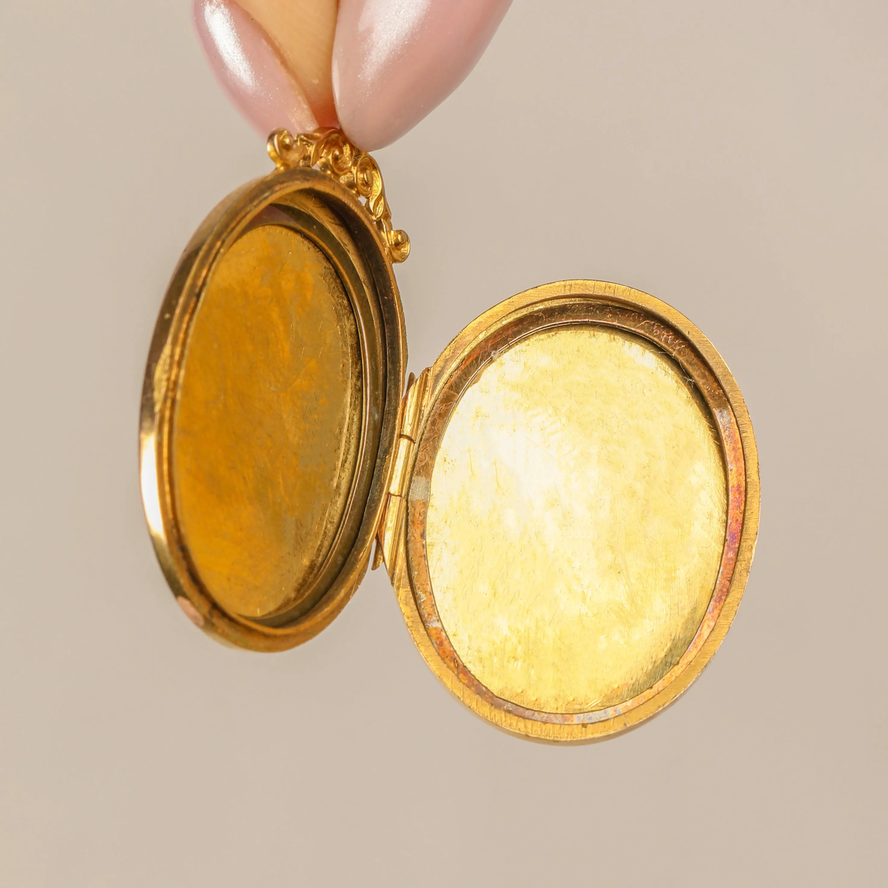 Antique 9ct Gold Oval Engraved Locket