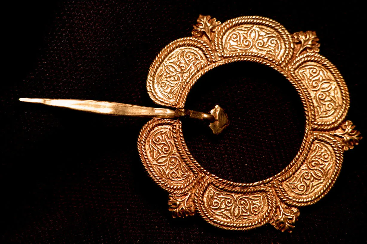 Large Annular brooch 15th - 16th C - W-56